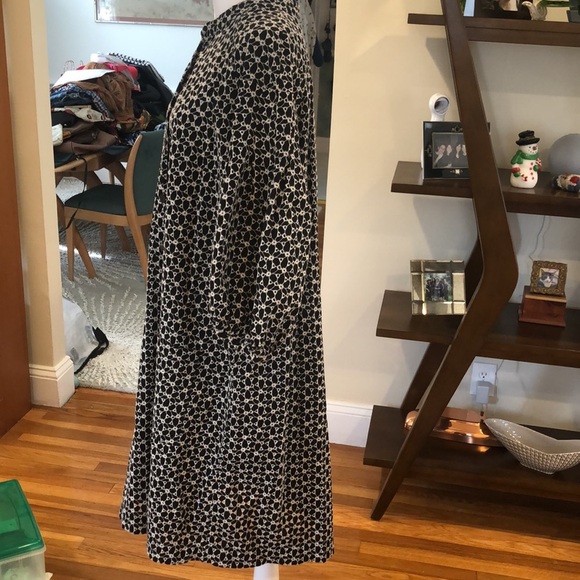 WRAP London black & white button close dress with open front pockets.  Size 18. - Picture 6 of 11